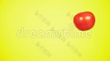 新鲜的西红柿掉了一滴水。 营养的概念.. 在黄色背景上分离，慢动作